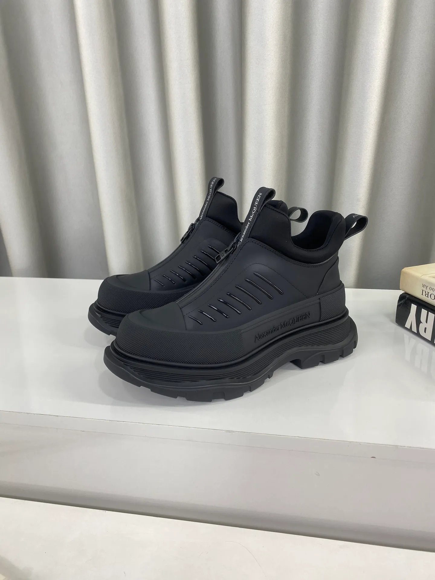👟👟Ex-factory price 660👟👟Men's size +10 🔺Mc Queen 🔺Alexander McQueen's latest model, thick-soled front zipper dad shoes🌈 The designer has a bold idea and combines the trend of the times with the perfect design. It is super comfortable and versatile, with a new dad-style design and a multi-craft spliced ​​outsole. It is perfect. Many celebrities and Internet celebrities endorse it. 🔥Material: Original custom-made first-layer cowhide for the upper. Inside: Cali sheepskin feet. Outsole: Original TPU multi-layer combination outsole, •┈┈┈┈┈┈★┈┈┈┈┈┈┈• Size: Women’s 35～39 (34, 40, customization is non-returnable) Men’s 39～44 (38, 45, customization is not returnable) Full set of counter original packaging